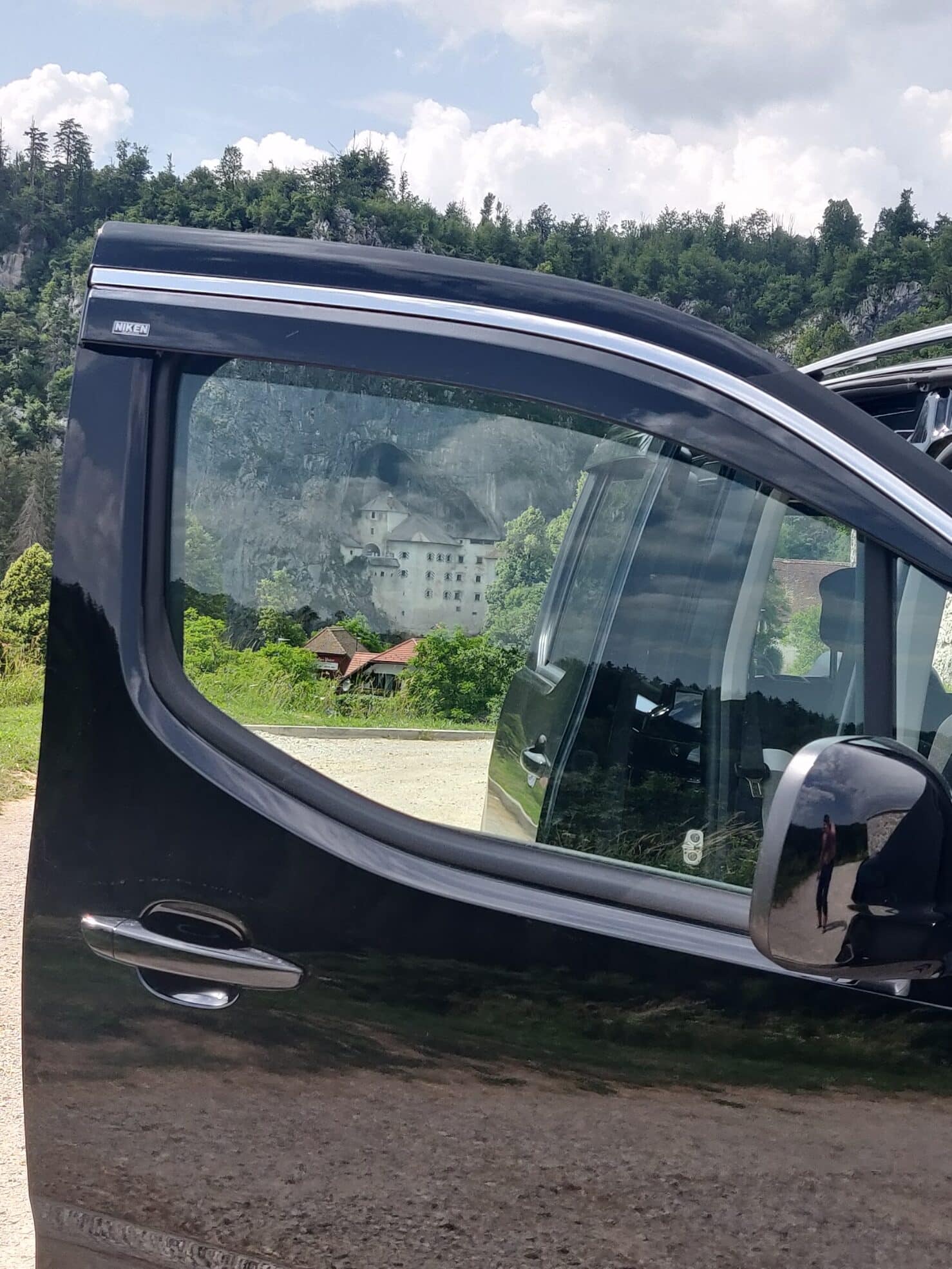 berlingo_STT_vrata New Citroen Berlingo, air-condition, parking heater and summer ventilation, LCD radio,… We offer private day trips.