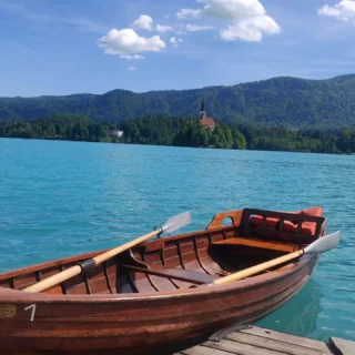 Embark on an adventure! Imagine yourself in an empty boat, ready to journey to the magical island at Lake Bled. Who would you bring along for this unforgettable experience? 🚣‍♂️💫 #LakeBled #AdventureAwaits #IslandEscape #slovenia #tourist #taxi