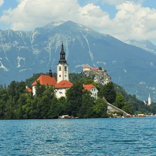 🏞️✨ Discover the Magic of Lake Bled! ✨🏞️Captured the serene beauty of Lake Bled Island, where the crystal-clear waters meet the picturesque church on the island.An unforgettable gem in the heart of Slovenia!🌊🏝️Ready to explore? Let Slovenia Tourist Taxi drive you to your dream destinations for a perfect day trip around Slovenia. 🚗💫#LakeBled #Slovenia #IslandBeauty #TravelSlovenia #ExploreSlovenia  #youwishwedrive!